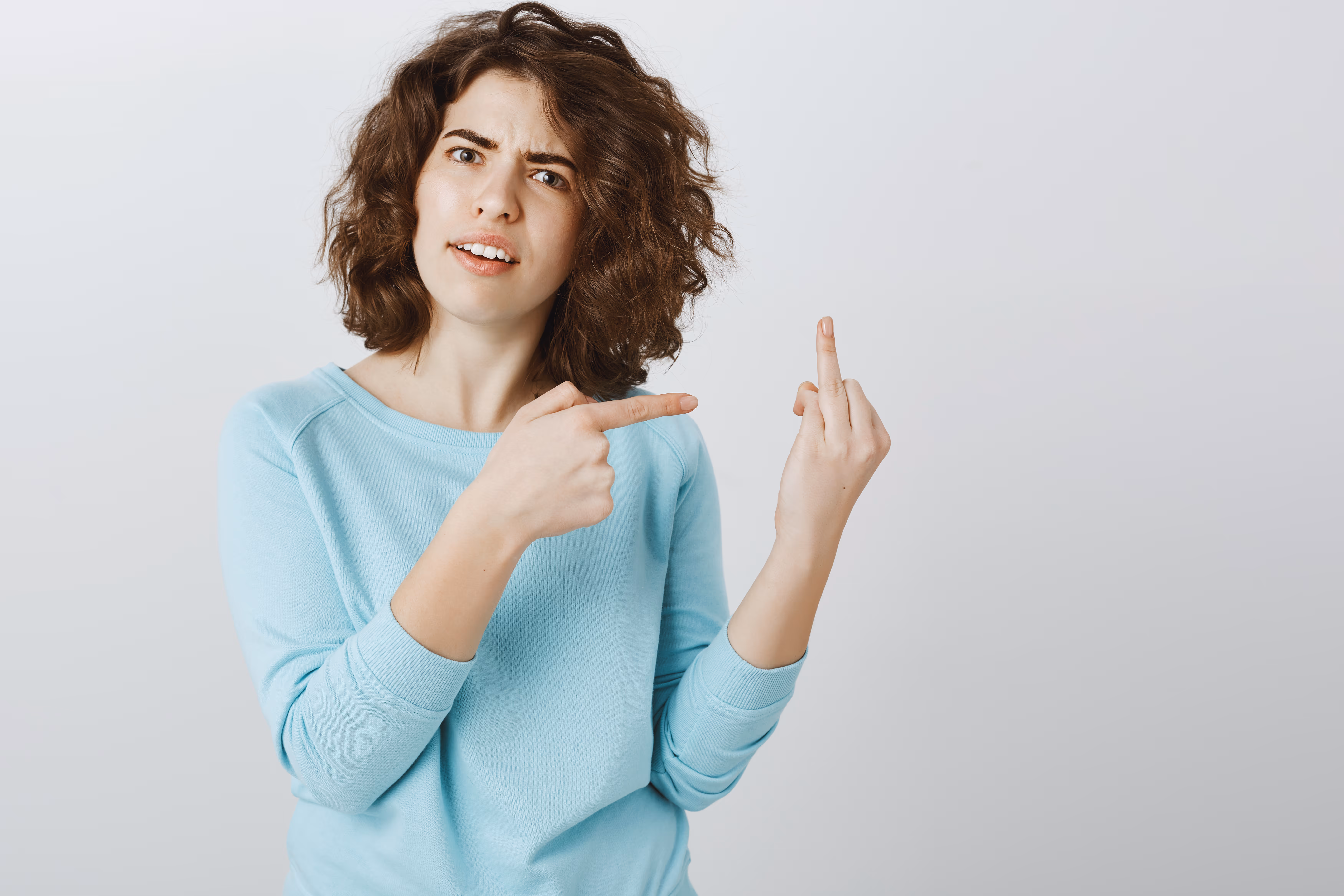 怒りを示す女性の手振り