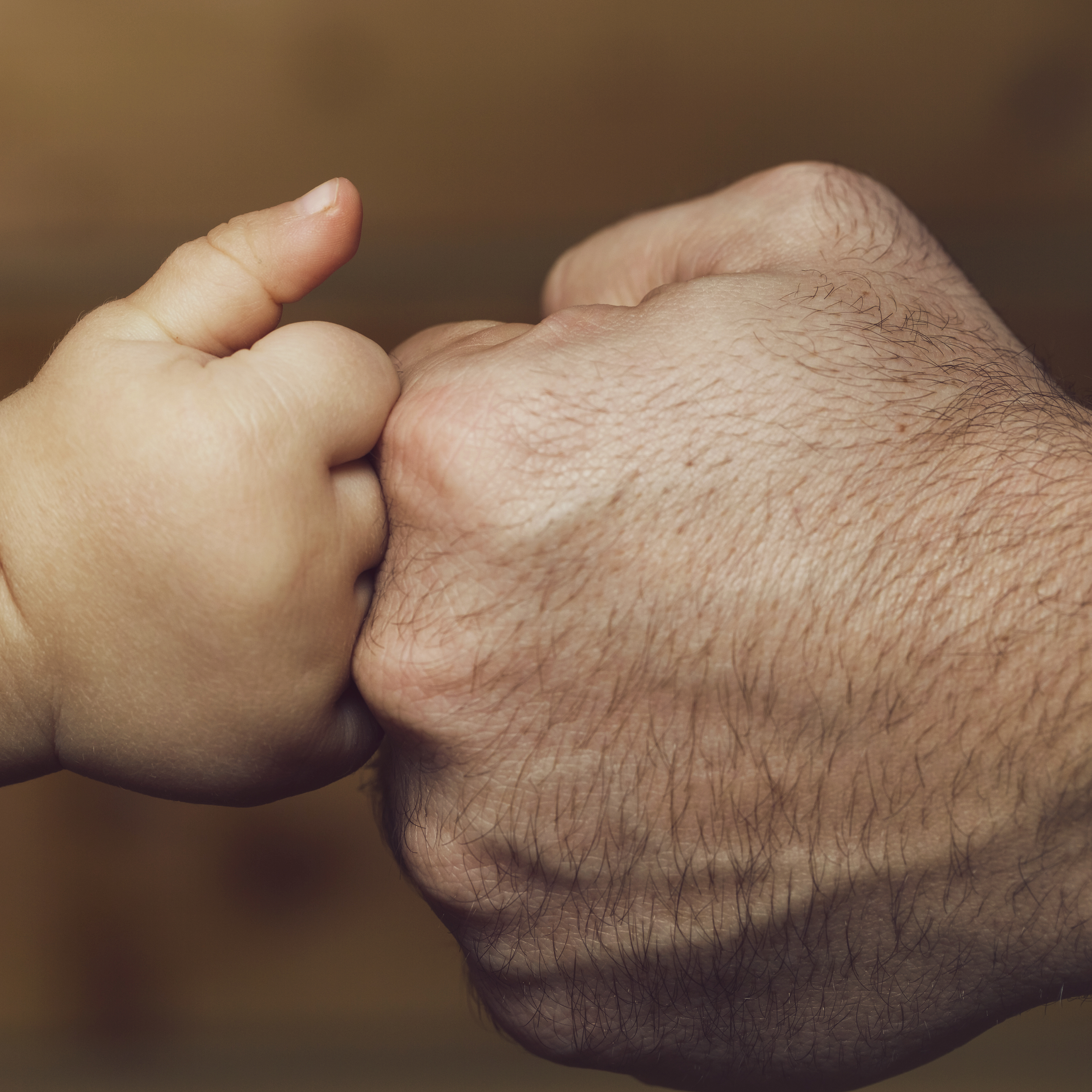 手を取り合う親子の手